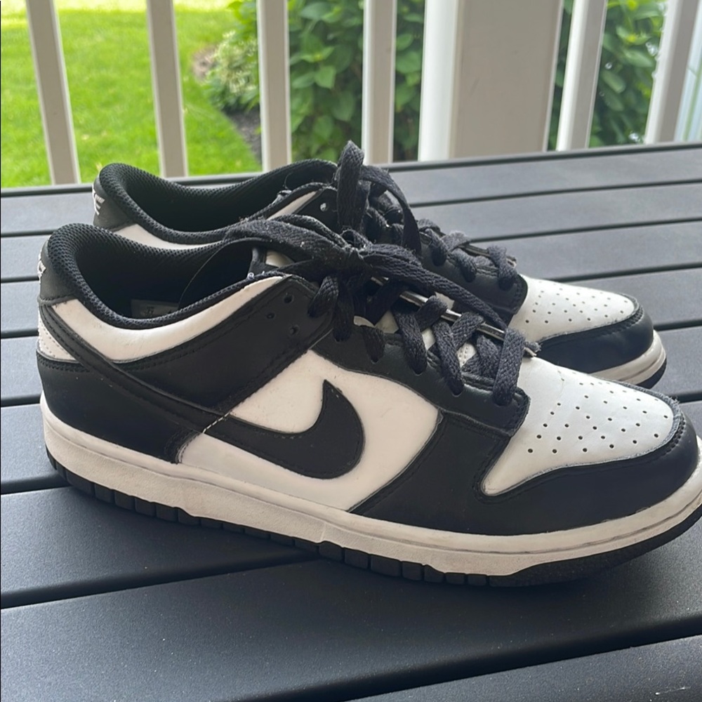 Nike OREOS Black and White Sneakers. Men’s 7, Women’s 8.5